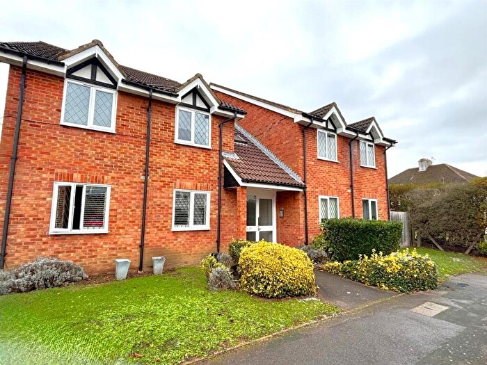 Flat For Sale In Wakefield Close, Byfleet, KT14