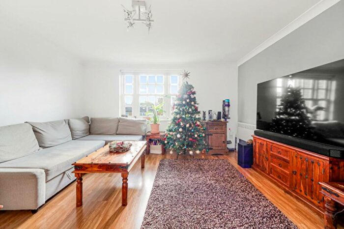 1 Bedroom Flat To Rent In Sydenham Avenue, N21