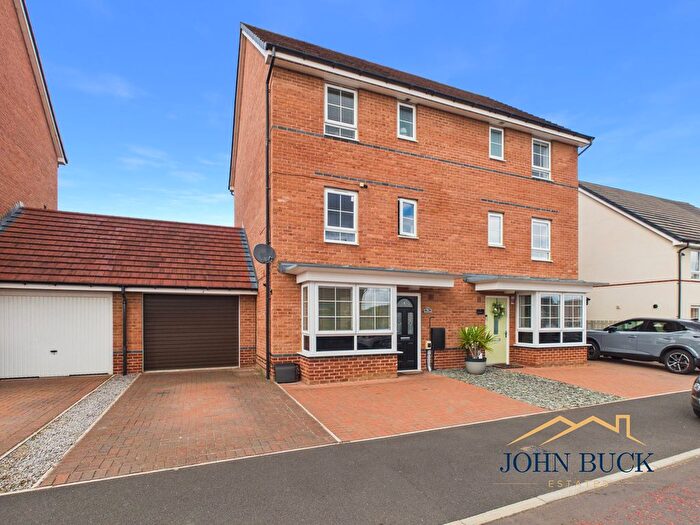 4 Bedroom Semi-Detached House For Sale In Danesfield Road, Teal Farm, NE38