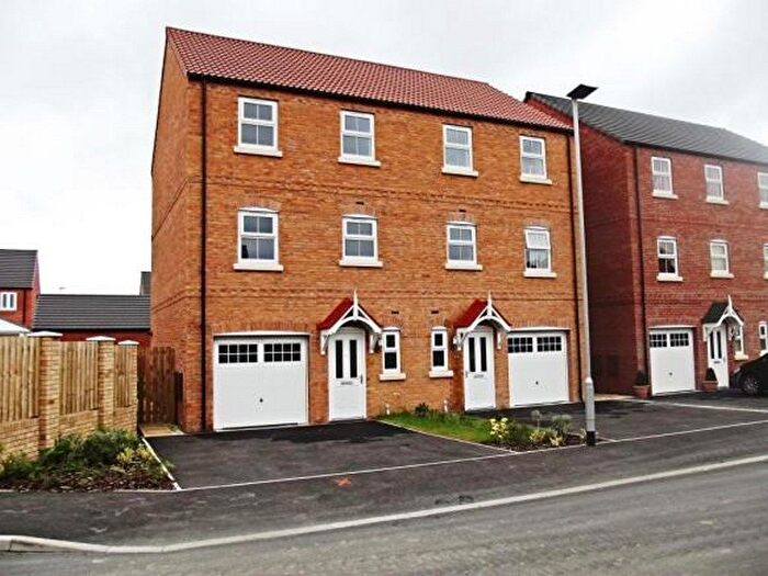 4 Bedroom Town House To Rent In Clarke Avenue, Laughton Common, Rotherham, S25