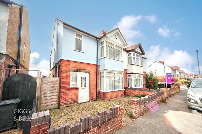 3 Bedroom Semi Detached House For Sale In Rutland Crescent, Luton, Bedfordshire, LU2