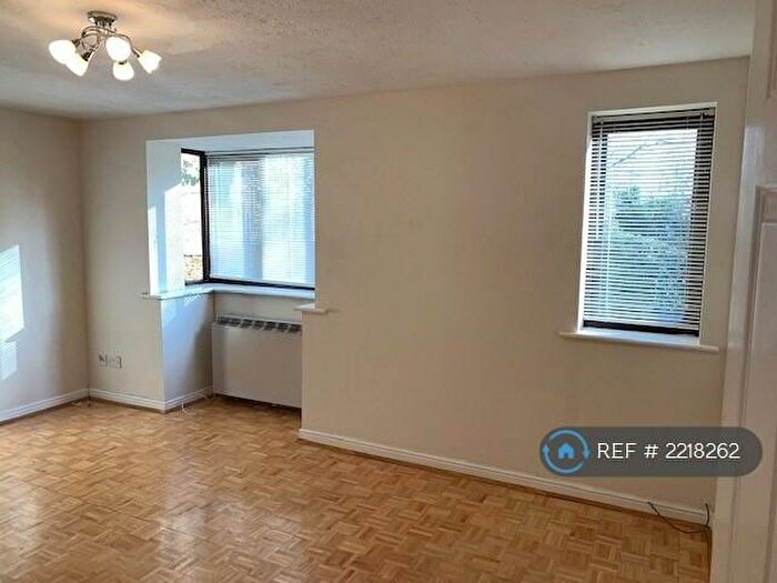 1 Bedroom Flat To Rent In Woodland Grove, Epping, CM16