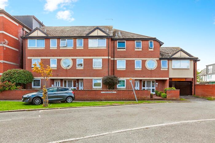 2 Bedroom Flat For Sale In Grove Close, Slough, SL1