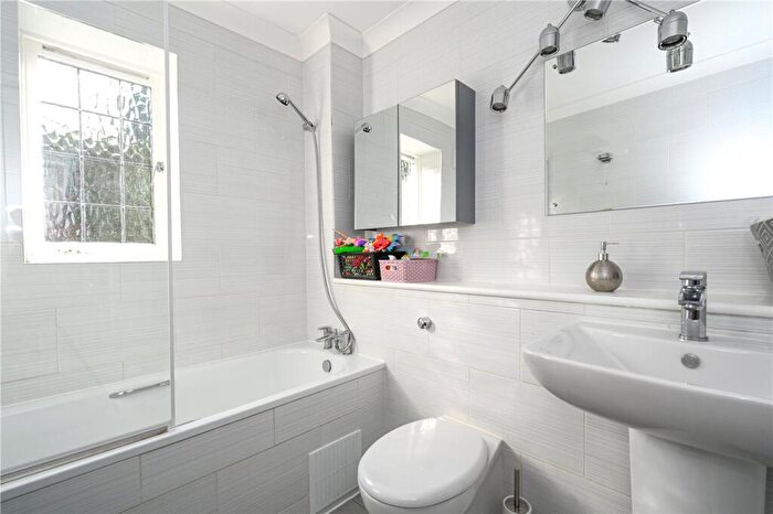 2 Bedroom Apartment To Rent In Rosslyn Park, Weybridge, KT13
