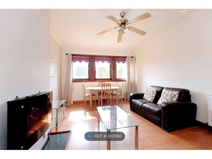 3 Bedroom Flat To Rent In Craigievar Crescent, Aberdeen, AB10