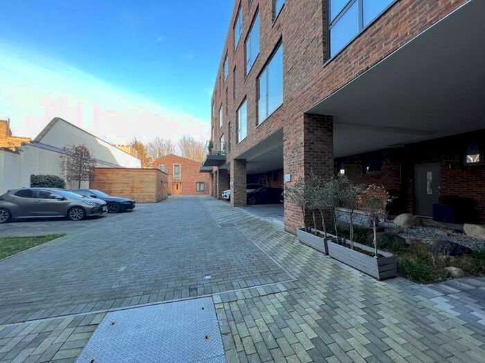 2 Bedroom Flat To Rent In Greenside Road, Shepherds Bush, London, W12