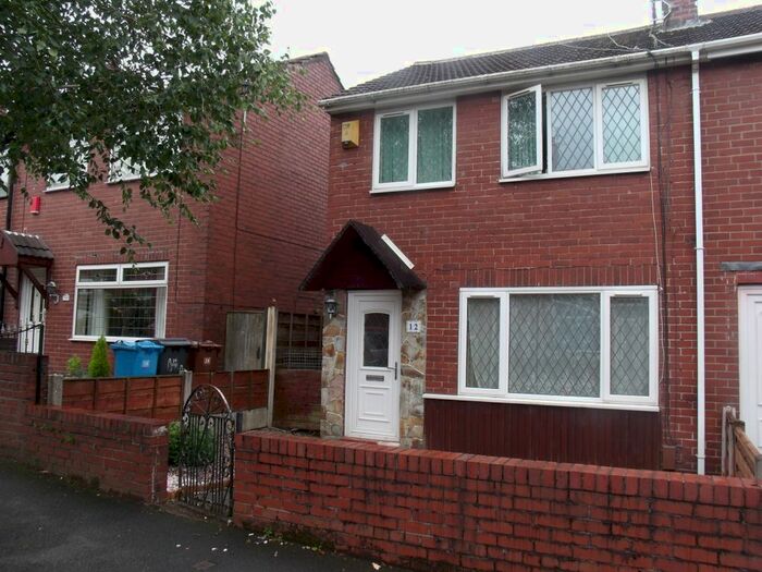 2 Bedroom Town House To Rent In Kenyon Avenue, Oldham, OL8