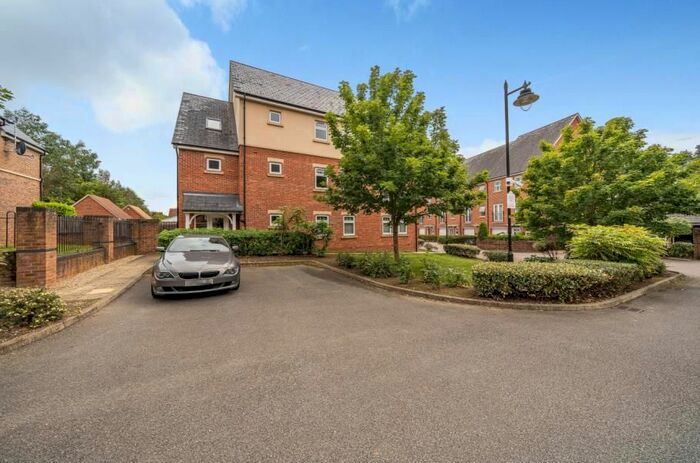2 Bedroom Flat To Rent In Sandhills Lane, Virginia Water, GU25