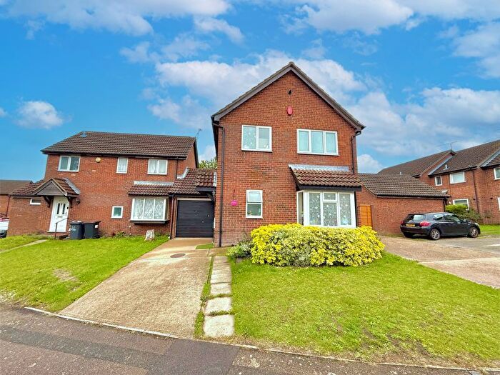4 Bedroom Link Detached House For Sale In Fieldfare Green, Luton, LU4