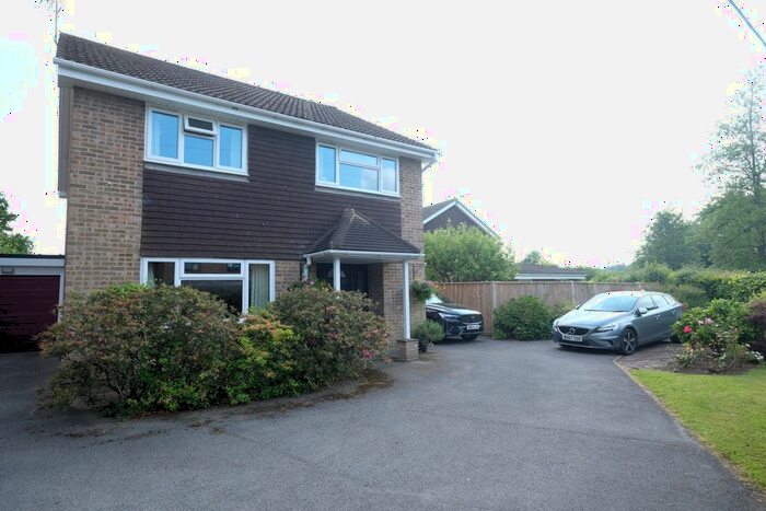 4 Bedroom Link Detached House For Sale In Hythe Road, Marchwood, SO40