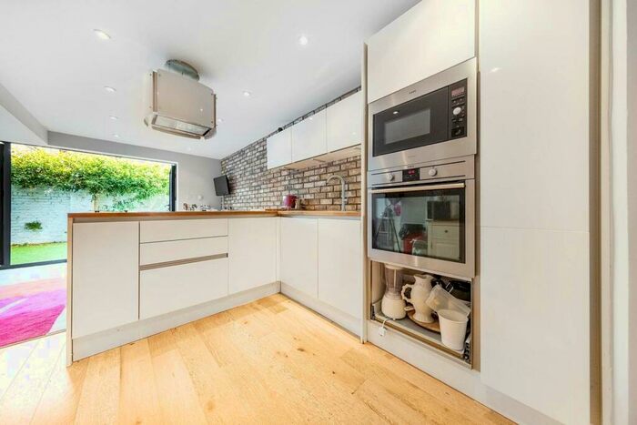 2 Bedroom Flat To Rent In Warriner Gardens, Battersea Park, London, SW11