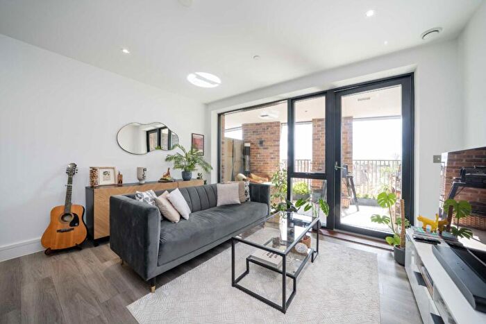 3 Bedroom Flat To Rent In Hoe Street, Walthamstow, E17