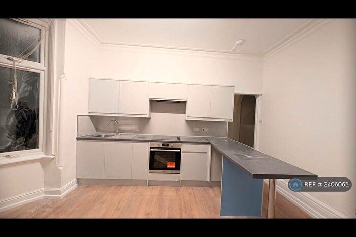 2 Bedroom Flat To Rent In Claremont Gardens, Nottingham, NG5