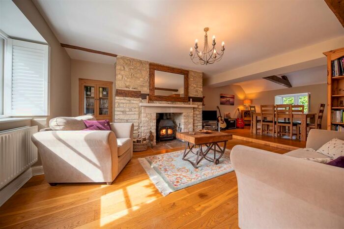 3 Bedroom House For Sale In Oxford Court, Weston-On-The-Green, OX25