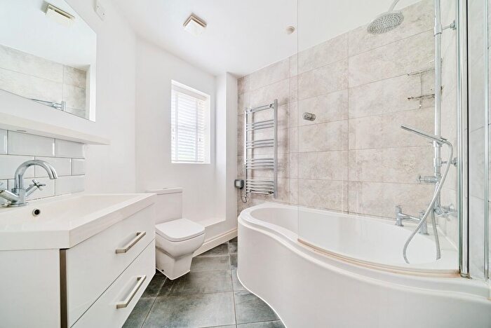 2 Bedroom Flat For Sale In International Way, Sunbury-On-Thames, TW16