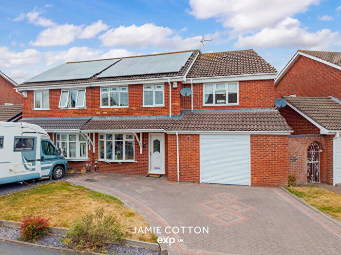 4 Bedroom Semi-Detached House For Sale In Farmer Way, Tipton, DY4