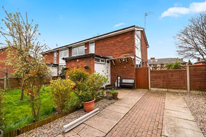 4 Bedroom Semi Detached House For Sale In Higher Croft, Eccles, M30