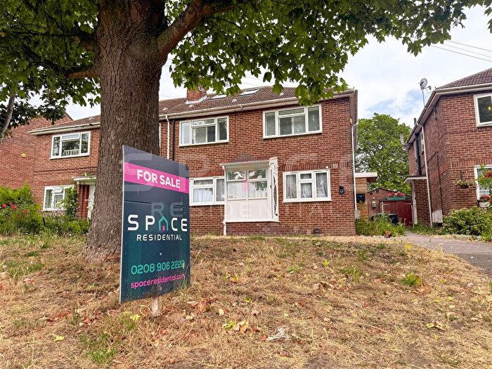 3 Bedroom Maisonette For Sale In Milespit Hill, London, NW7
