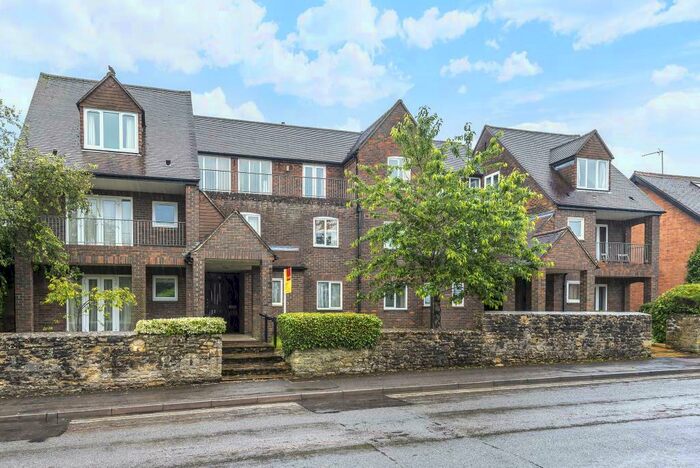 3 Bedroom Apartment To Rent In Woodstock, Oxfordshire, OX20