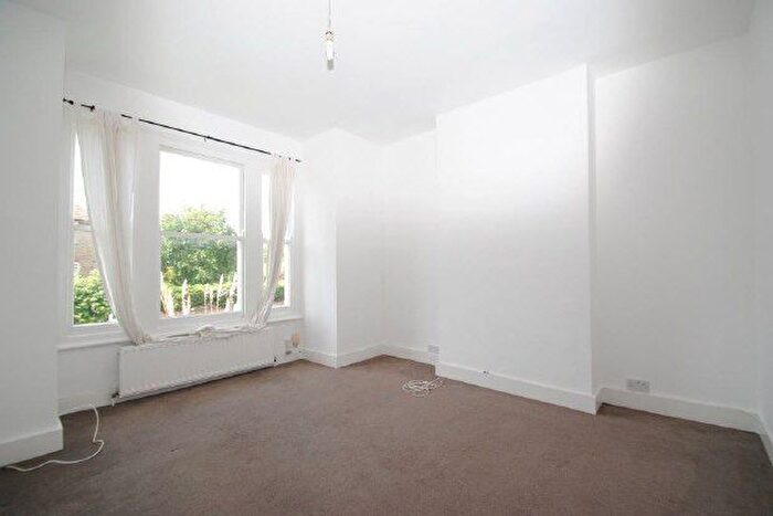 3 Bedroom Flat To Rent In Trinity Road, Wimbledon, SW19