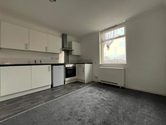 2 Bedroom Flat To Rent In Queen Street, Blackpool, Lancashire, FY1