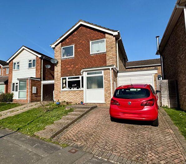 3 Bedroom Detached House For Sale In Bramshott Drive, Hook, RG27