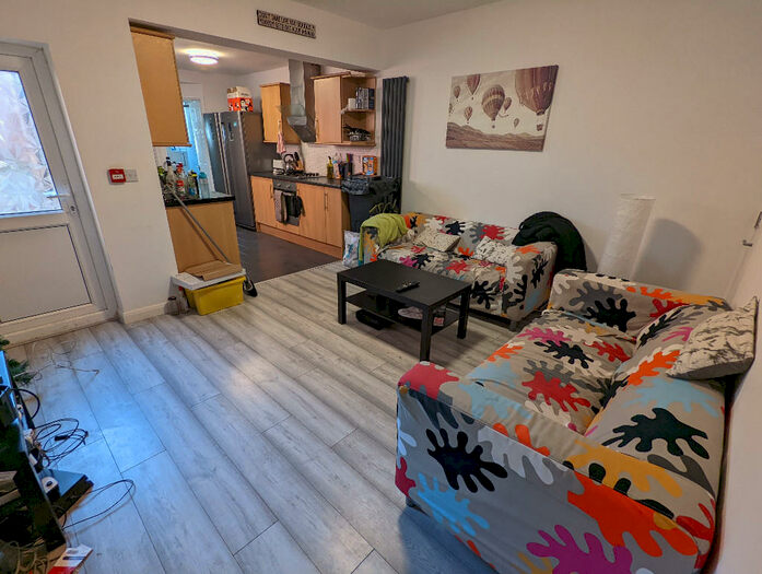 6 Bedroom Terraced House To Rent In Grange Avenue, Reading, Berkshire, RG6