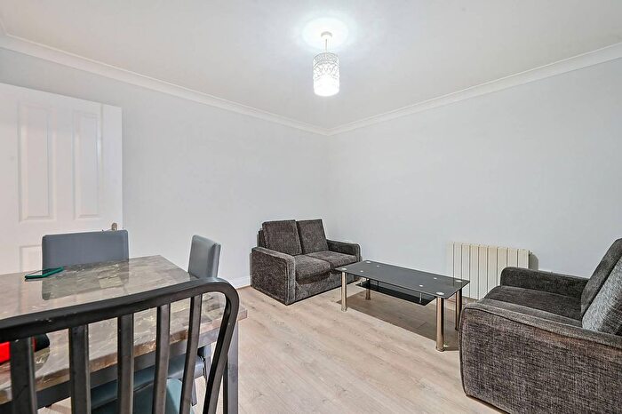 2 Bedroom Flat To Rent In Court Way, Acton, London, W3