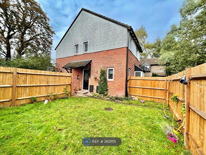 2 Bedroom End Of Terrace House To Rent In Kings Chase, East Molesey, KT8