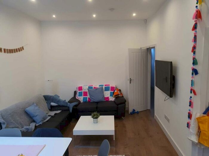 6 Bedroom Terraced House To Rent In Carill Drive, Fallowfield, M14