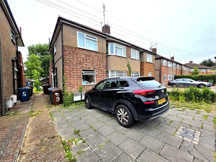 2 Bedroom Ground Maisonette To Rent In Glenwood Close, Harrow, HA1