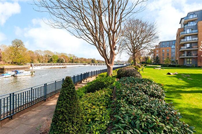 3 Bedroom Flat To Rent In Pinewood Gardens, Teddington, TW11