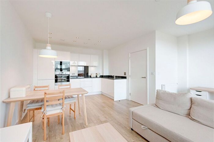 2 Bedroom Flat To Rent In Lakeside Drive, London, NW10