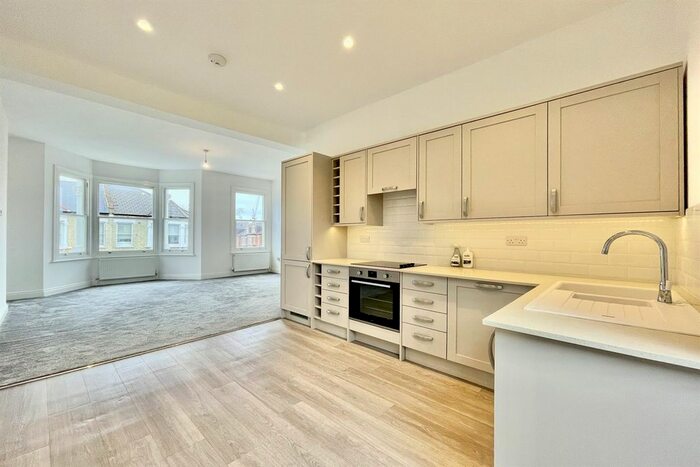 2 Bedroom Flat To Rent In Elms Crescent, London, SW4