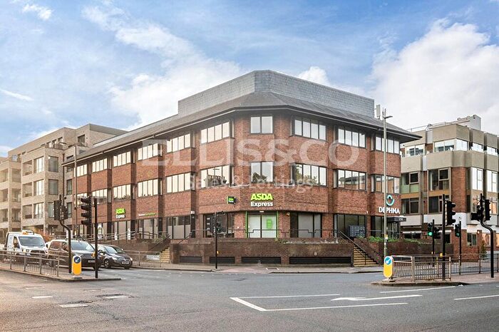2 Bedroom Apartment To Rent In High Road, Whetstone, N20