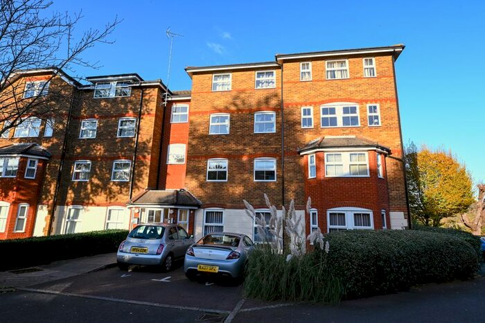 2 Bedroom Flat To Rent In Wingate Court, Aldershot, GU11
