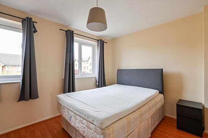 1 Bedroom Flat To Rent In Ringwood Gardens, Canary Wharf, London, E14