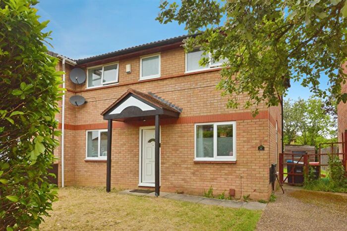 3 Bedroom Semi-Detached House For Sale In Silicon Court, Shenley Lodge, Milton Keynes, MK5