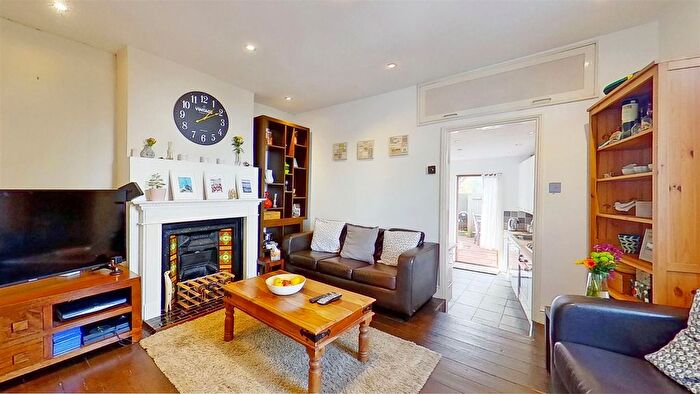 2 Bedroom Maisonette To Rent In Duntshill Road, London, SW18