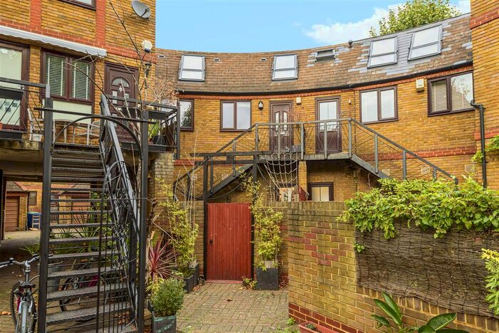 2 Bedroom Flat To Rent In Brunswick Quay, London, SE16