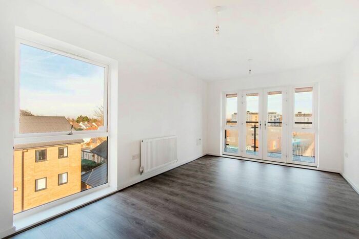 2 Bedroom Flat To Rent In Felnex Avenue, Hackbridge, Wallington SM6