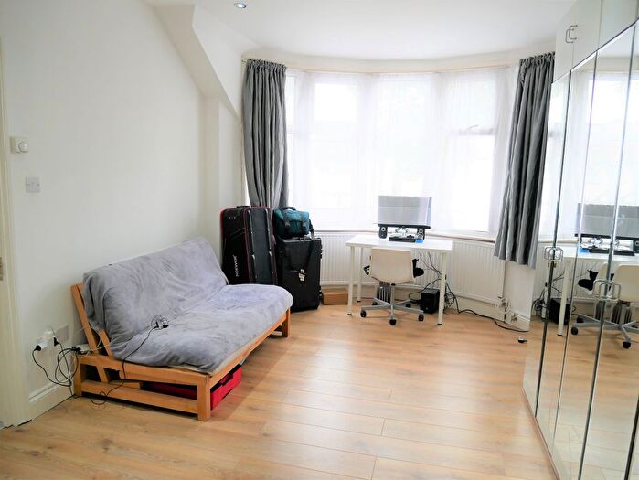 1 Bedroom Flat To Rent In Horn Lane, Acton, W3