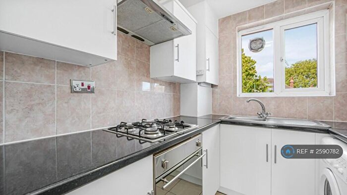 3 Bedroom Flat To Rent In Park Farm Close, London, N2