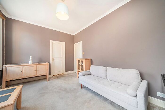 2 Bedroom Flat To Rent In Godolphin Road, Shepherds Bush, W12