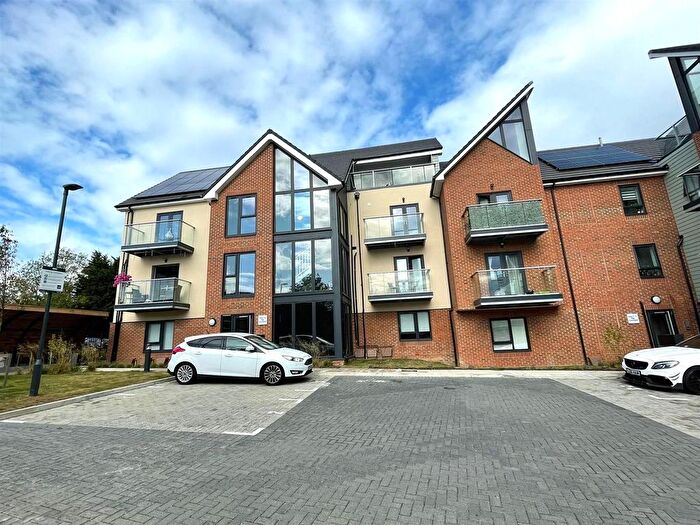2 Bedroom Flat For Sale In Eastwood Road, Rayleigh, SS6