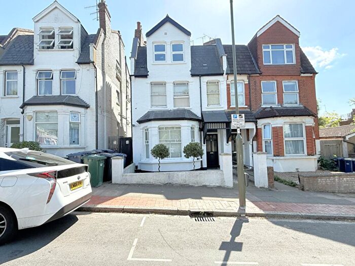 2 Bedroom Flat For Sale In Eversleigh Road, London, N3