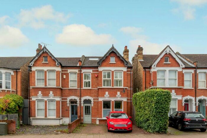 2 Bedroom Flat To Rent In Elmers End Road, Penge, London, SE20