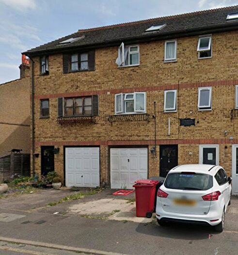 3 Bedroom Semi-Detached House To Rent In The Crescent, Slough, SL1
