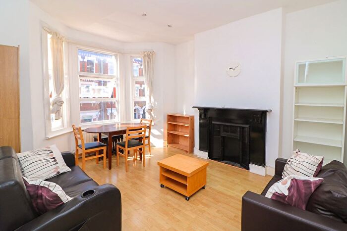 2 Bedroom Flat To Rent In Tremadoc Road, London, SW4