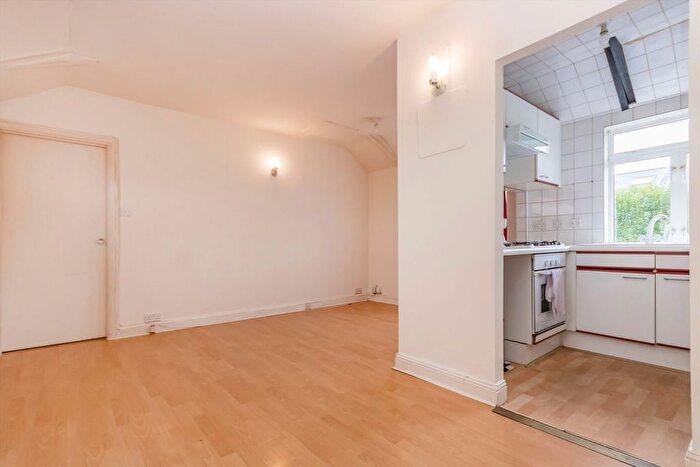 1 Bedroom Flat To Rent In Tolworth Park Road, Surbiton, KT6